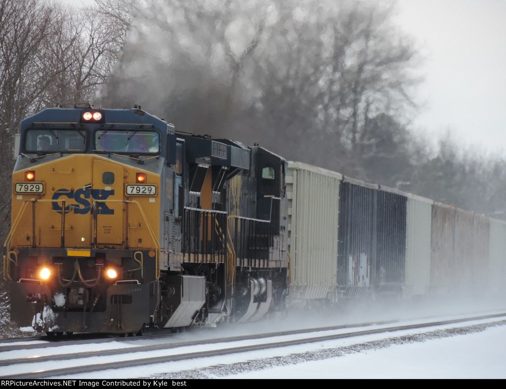 CSX 7929 on M634